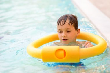 Yedi yaşında çocuk Havuzda yüzmek için öğrenme
