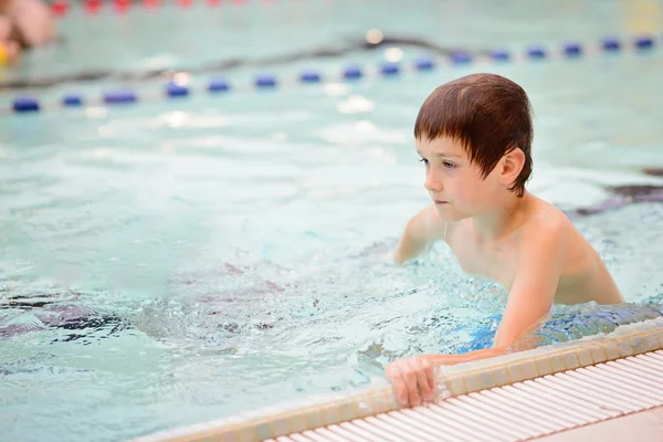 7 歳の少年はプールで泳ぐことを学ぶ — ストック写真