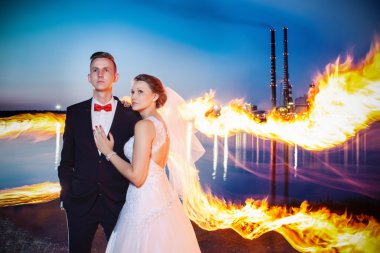 Göl kenarında gece sarılma yeni evliler