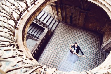 Eski bir evde dans yeni evliler