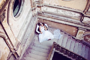 Yeni evliler yakınındaki eski merdiven