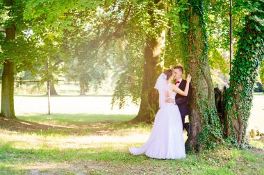 Genç güzel gelin ve damat öpüşme