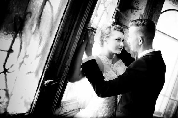 오래 된 문 근처 키스 하는 신혼 부부 — 스톡 사진