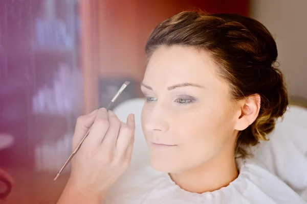 Truccatore facendo un trucco di nozze per la sposa — Foto Stock