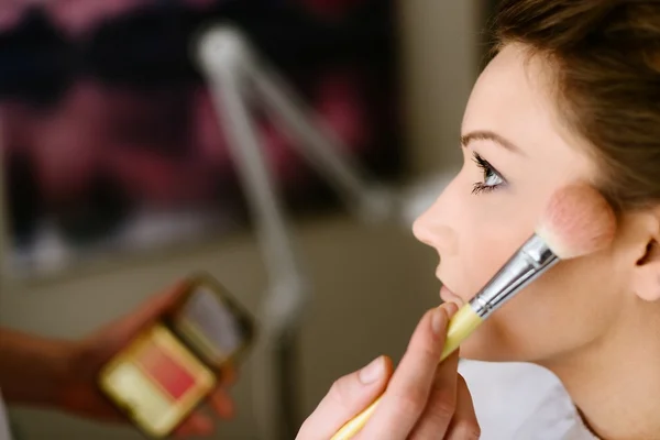 Make-up-Artist macht eine Hochzeit Make-up für Braut — Stockfoto