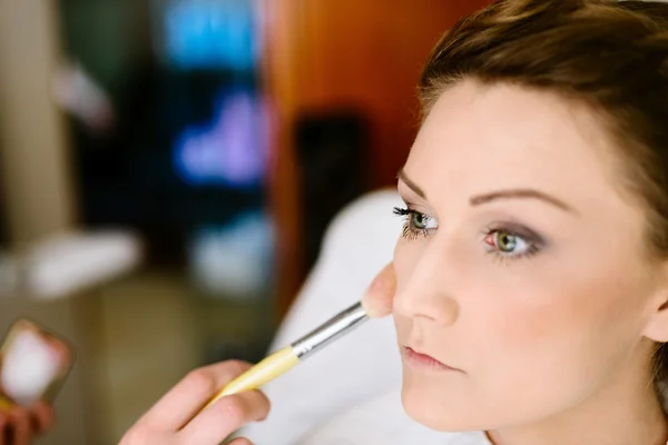 Make-up-Artist macht eine Hochzeit Make-up für Braut — Stockfoto
