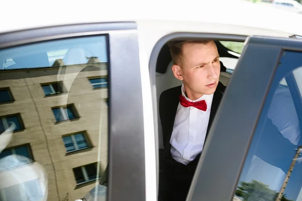 Bräutigam steigt aus dem Hochzeitsauto — Stockfoto