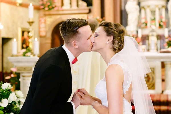 Cérémonie de mariage dans l'église catholique — Photo