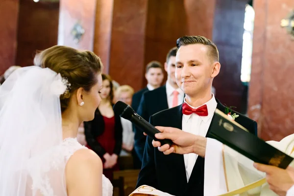 Ceremonia de boda en iglesia católica . — Foto de Stock