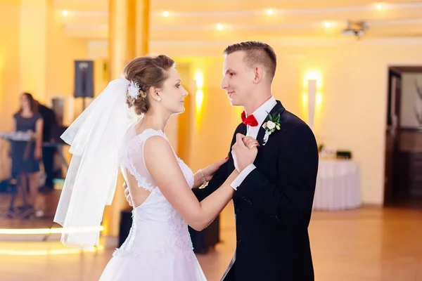 Brautpaar tanzt erstmals auf Hochzeitsfeier. — Stockfoto