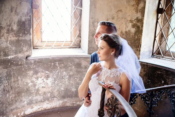 Newlyweds near old stairs . Wedding day. — Stock Photo, Image