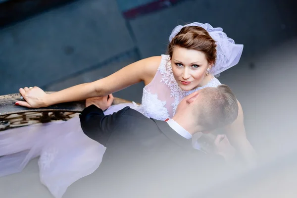 Noiva e noivo beijando na varanda — Fotografia de Stock