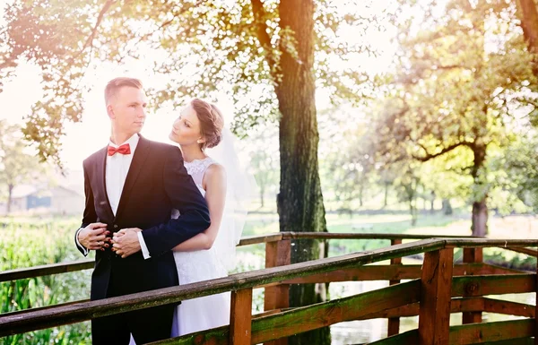 Junge schöne Braut und Bräutigam küssen — Stockfoto