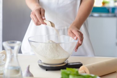 Maya un ekleyerek kadın toz