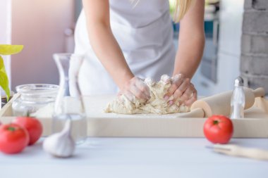 Kadın ahşap pasta kurulu pizza hamur yoğurma