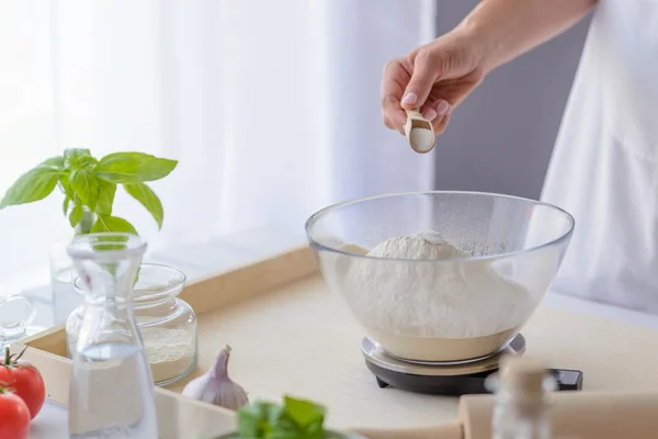 Bir kapta un şeker ekleyerek kadın. — Stok fotoğraf