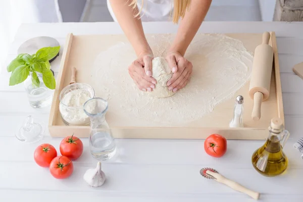 Kadın ahşap pasta kurulu pizza hamur yoğurma — Stok fotoğraf