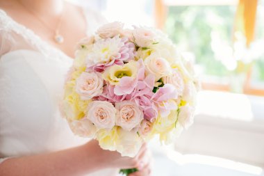 Güzel pastel düğün buketi gelin elinde
