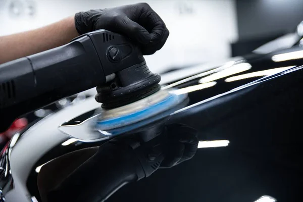 Carro detalhando estúdio trabalhador renovação e polimento de pintura de carro — Fotografia de Stock