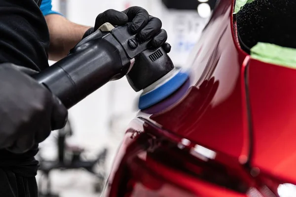 Carro detalhando estúdio trabalhador renovação e polimento de pintura de carro — Fotografia de Stock