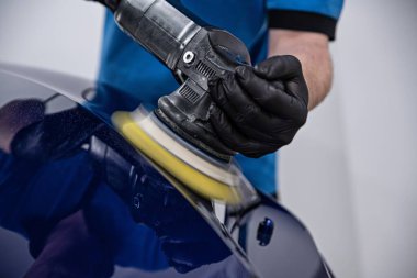 Araba tamircisi. Araba boyası tamiri ve cilalama.