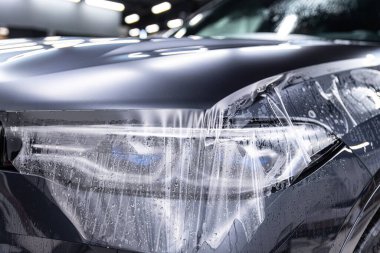 Araba temizleme uzmanı koruyucu şeffaf folyo yüklüyor
