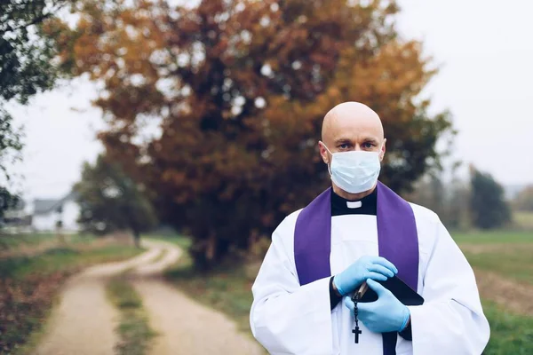 Visitas pastorais durante uma pandemia em uma pequena aldeia. — Fotografia de Stock