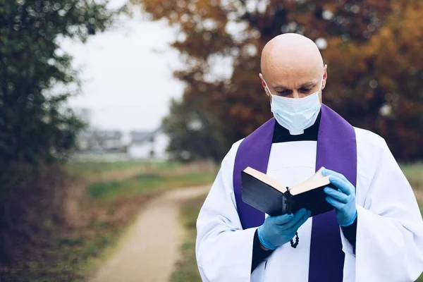 Oração de um padre em uma pequena aldeia durante uma pandemia. — Fotografia de Stock