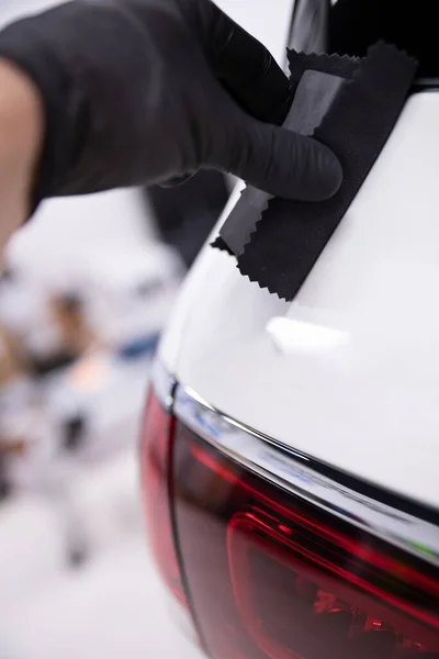 Работник автомастерской наносит автомобильное керамическое покрытие — стоковое фото