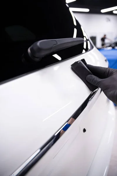 Trabajador de estudio de detalle de coche aplicando revestimiento de cerámica del coche —  Fotos de Stock