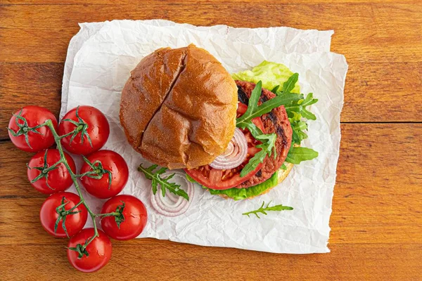 Vegan burger with tomato, onion and arugula — Stock Photo, Image