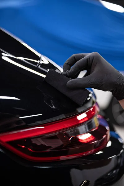 Trabajador de estudio de detalle de coche aplicando revestimiento de cerámica del coche — Foto de Stock