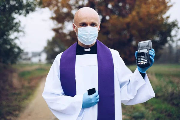 Elinde kart okuyucu olan bir rahip iman edenleri ziyaret eder.. — Stok fotoğraf