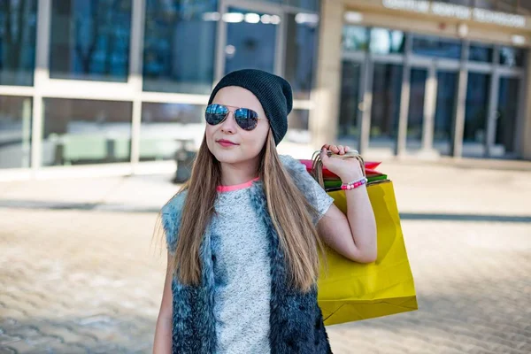 Beautiful young girl with a shopping bag. — Stock Photo, Image