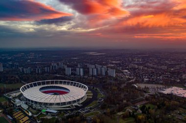 Akşam Katowice ve Chorzow 'un hava manzarası.