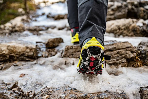 Взуття з судомами на гірській стежці взимку . — стокове фото