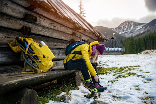 Краса жінка турист у високому гірському курорті взимку в судомах — стокове фото