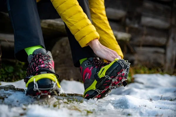 Руки жіночих альпіністок носять судоми для черевиків перед сходженням в гори взимку . — стокове фото