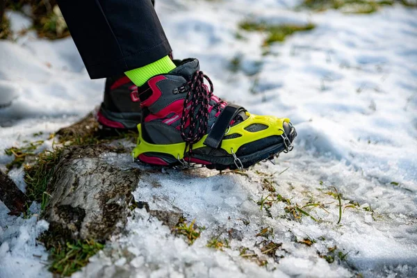 Ботинки с желтыми колясками, зимние походы в горах. — стоковое фото