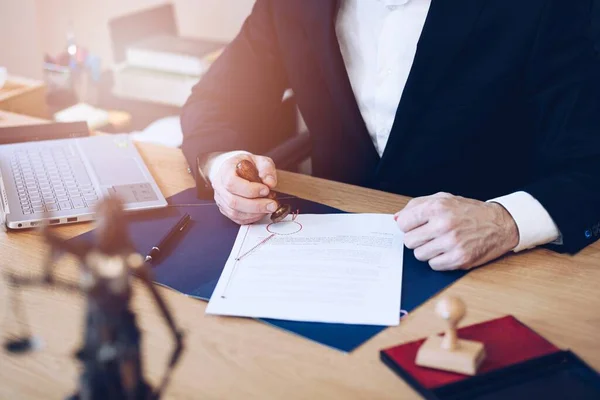 Advogado público notário que autoriza contrato ou testamento — Fotografia de Stock