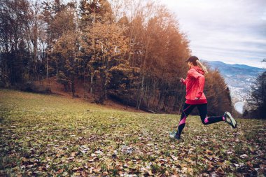 Kros koşusunda koşucu. Bir sonbahar günü dağlarda antrenman yapmak.