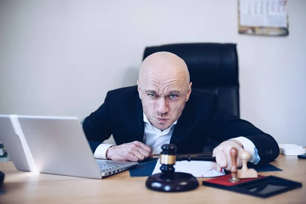 Notário irritado, advogado, advogado com um martelo na mão em seu escritório notário. — Fotografia de Stock