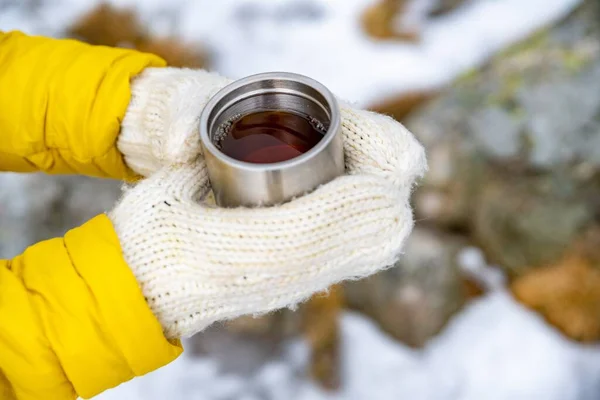 Female hands in gloves holding hot tea, — Stock fotografie