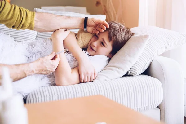 Père célibataire vérifiant son fils pleurer de fièvre. — Photo