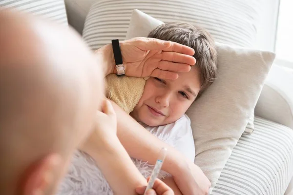 Un padre soltero revisando a su hijo por fiebre. — Foto de Stock