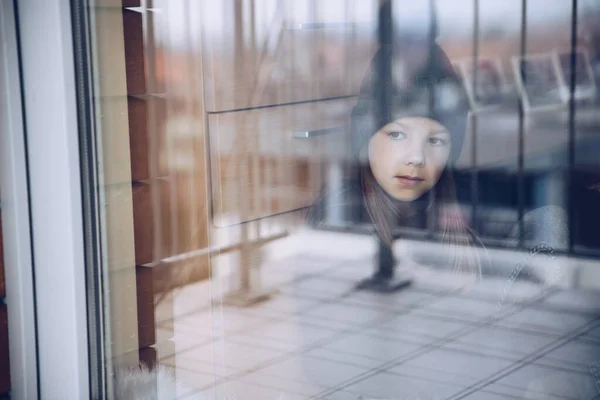 Melancolia e menina triste olhando pela janela. — Fotografia de Stock