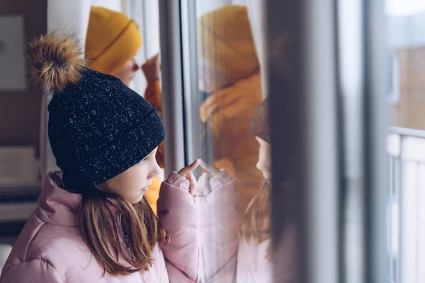 Smutne dzieci tracą normalne życie. Pandemia uniemożliwia ci poznanie przyjaciół.. — Zdjęcie stockowe