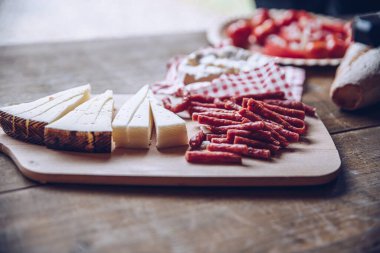 Kabanos sosisi ve ahşap masada mavi peynir..