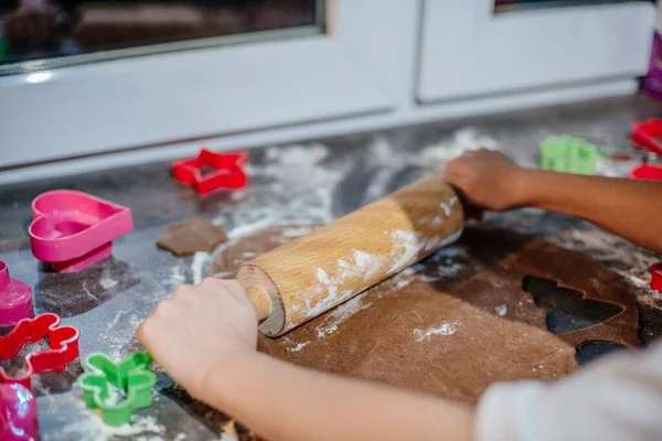 Giovane ragazza sta facendo pasta di pan di zenzero di Natale. — Foto Stock