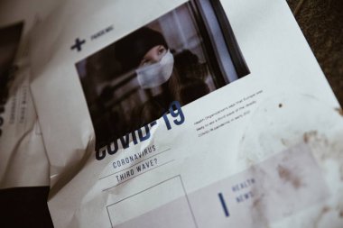 Üçüncü Coronavirus covid-19 salgını hakkında ihtiyatlı bir gazete.
